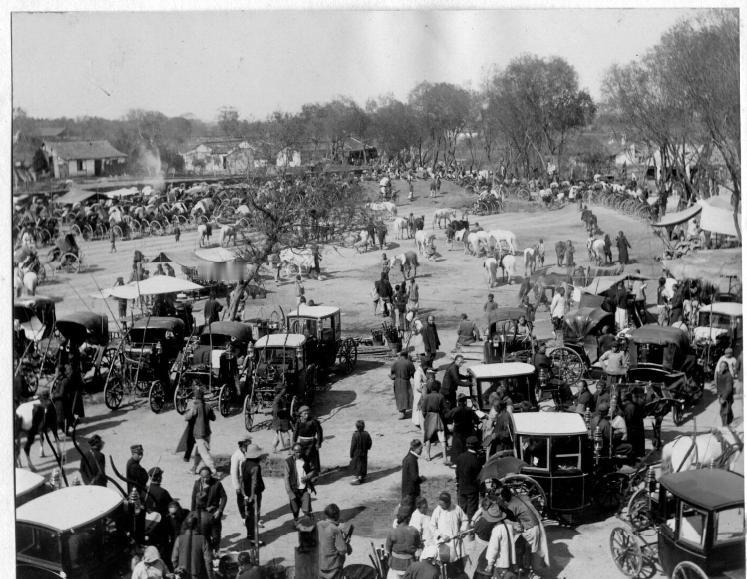 大清某日下午，贝勒格格们相约出行