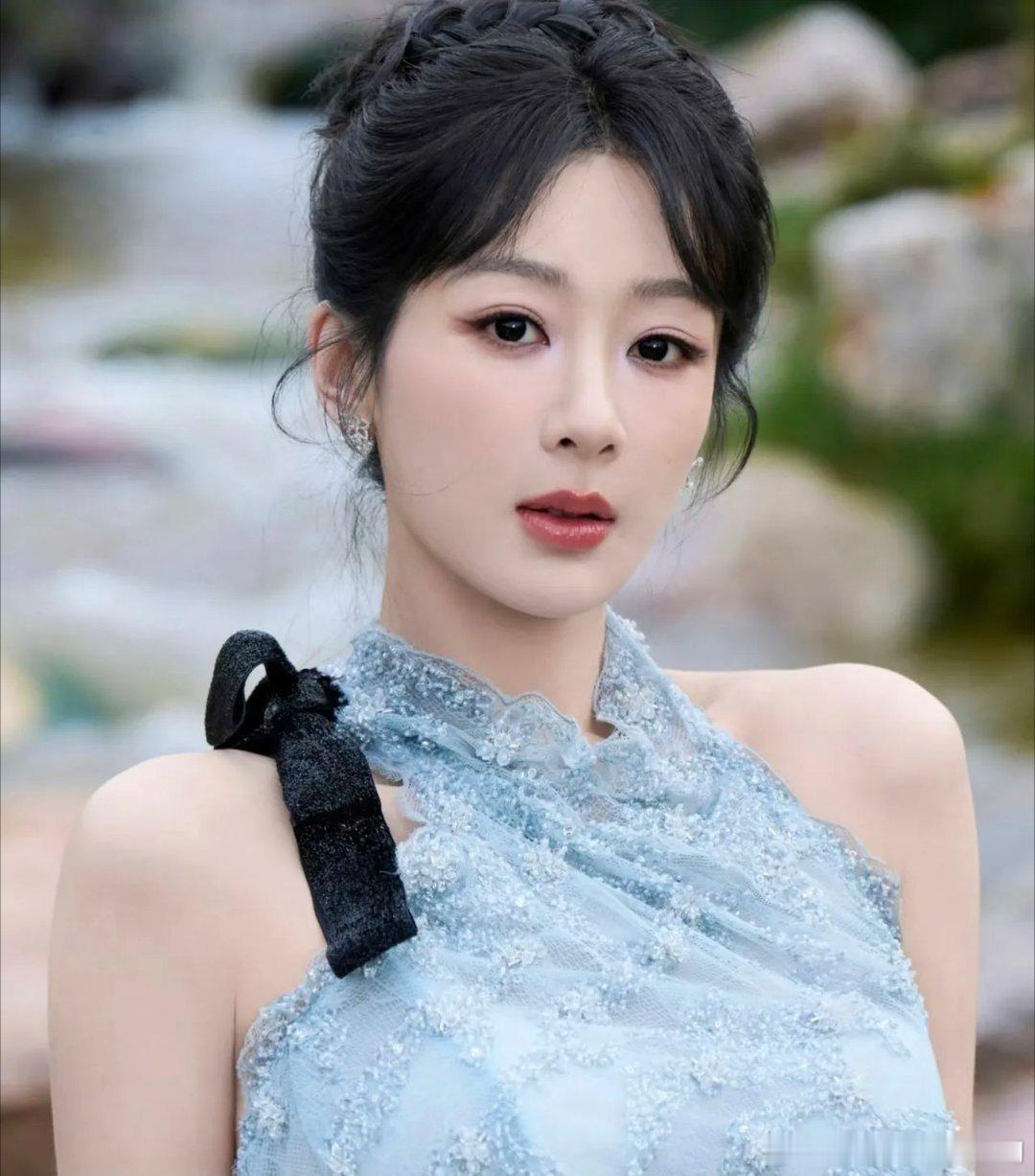 杨紫估计要被很多人嫉妒了，不是嫉妒她长得漂亮，也不是嫉妒她人缘好，而是嫉妒她身体