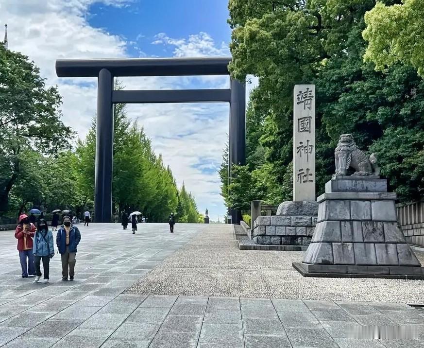 靖国神社？以后请叫它：战犯神社 
 
1978年，这里偷偷把东条英机、松井石根、