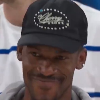 霍福德连续四记三分，给了库里喘息机会，库里三分再中，勇士实现反超，巴特勒笑了。勇