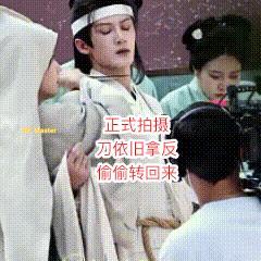 但你们看那个视频就能发现卢昱晓是因为自己出错了 拿反几次刀 且周围人都提醒了 对