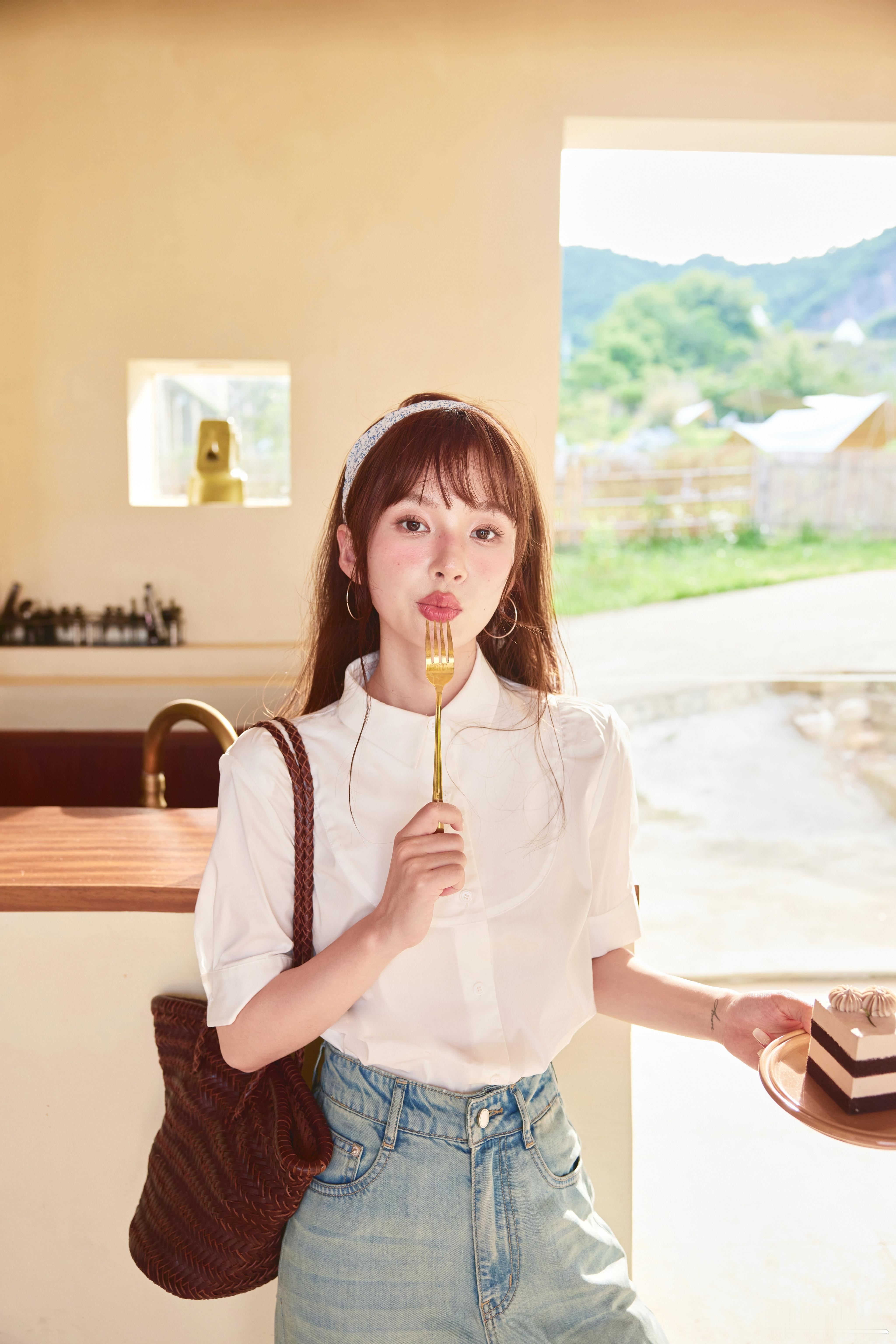 气质型小上衣🍋其实是比较适合通勤的～不过那天拍照这样搭牛仔裤和编织包包还蛮法式