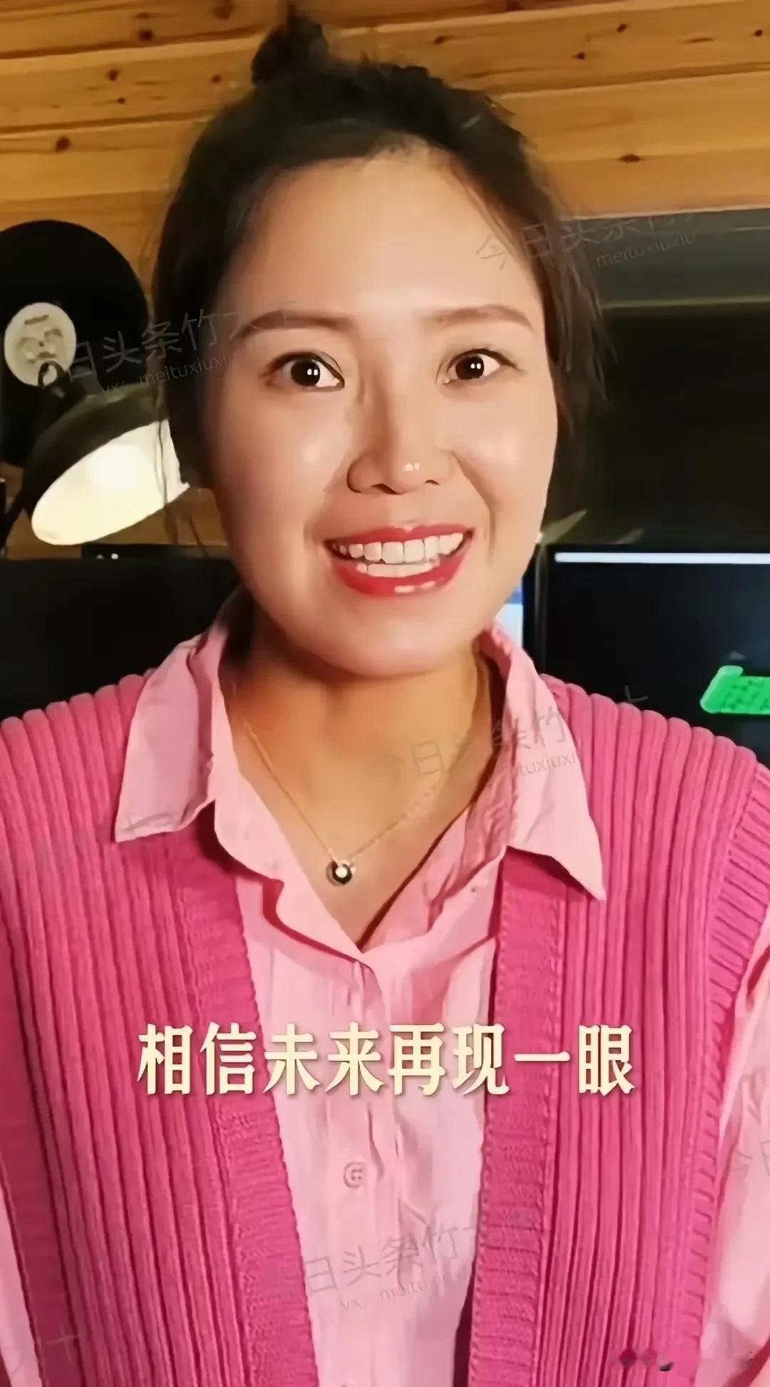 你是喜欢现在这个油光粉面，笑里藏假，带着铜臭味的云朵；

还是喜欢曾经那个单纯朴