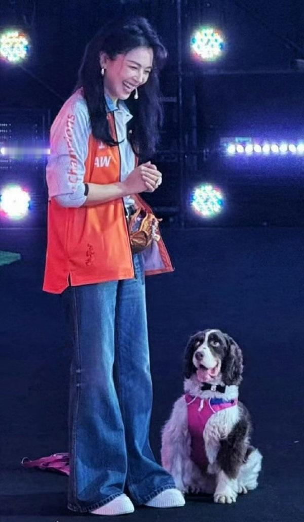 最近刘涛在参加综艺活动的时候搭配了一身运动装，看上去很有活力气息，气质超好。
