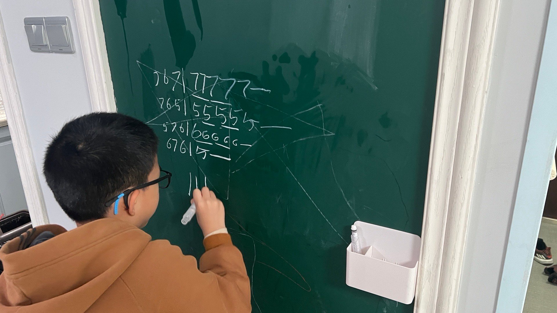 竟然有“水溶性粉笔”这种东西[哇]我的黑板又盘活了！之前因为粉笔屑乱飞闲置好久了