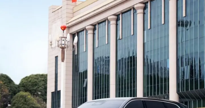 华为乾崑科技旗舰大六座华境S，荣膺自治区人大会议用车