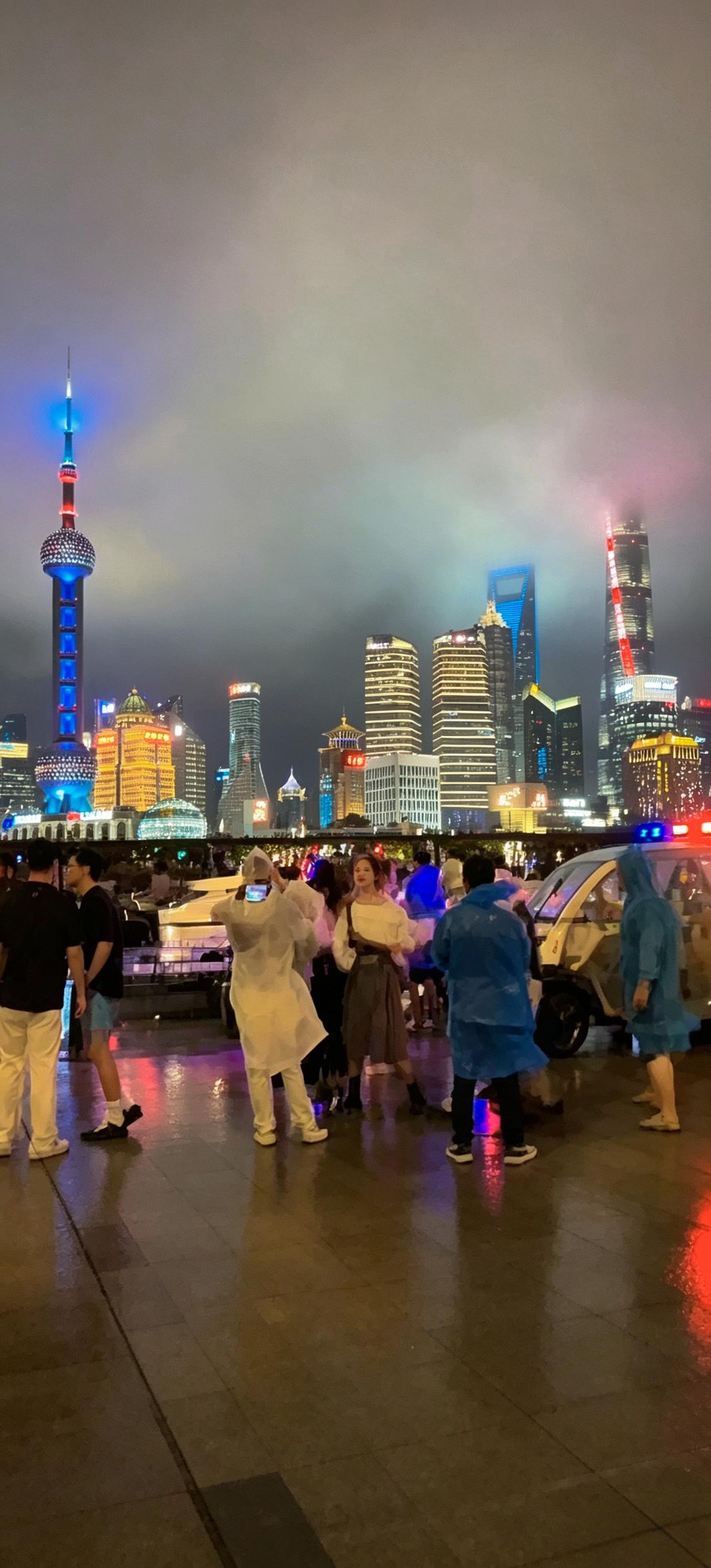 “白海豚”带给“魔都”的外围影响，亦不可小觑，猜猜今晚外滩的风力有几级？