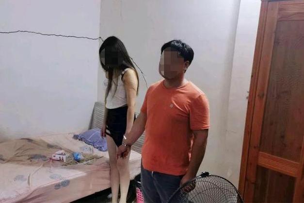 宁夏，一25岁小伙街上闲逛，遇一穿着暴露的40岁大姐，大姐说50块玩一玩，小伙便