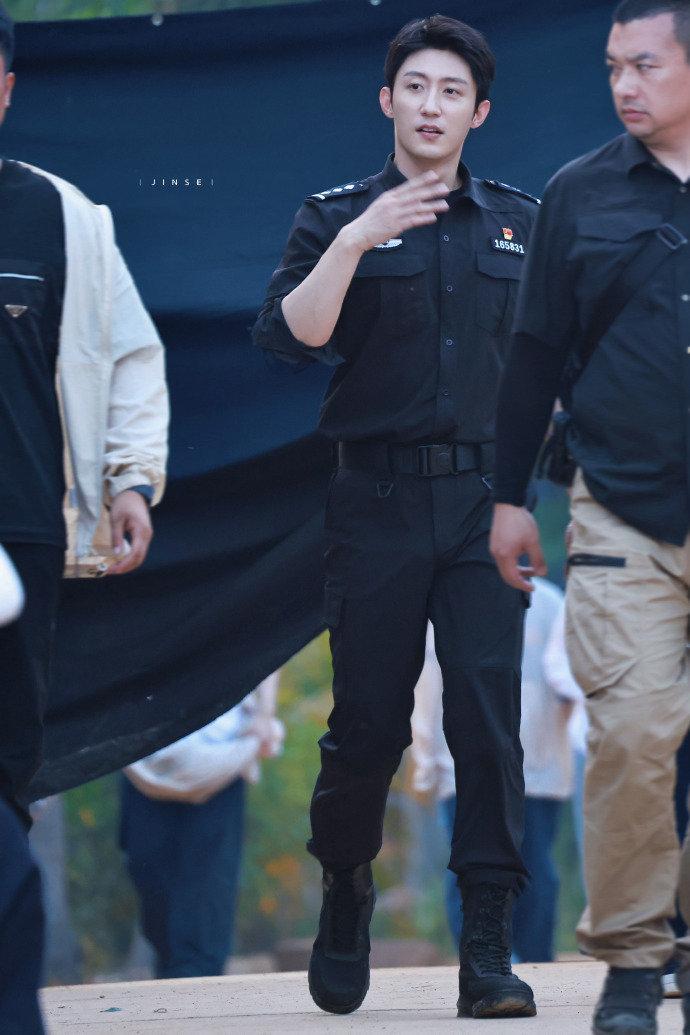 黄景瑜剧张力 黄景瑜明川有知夏厉泽川路透，咱就是说制服一穿好浓的剧张力啊！能不能