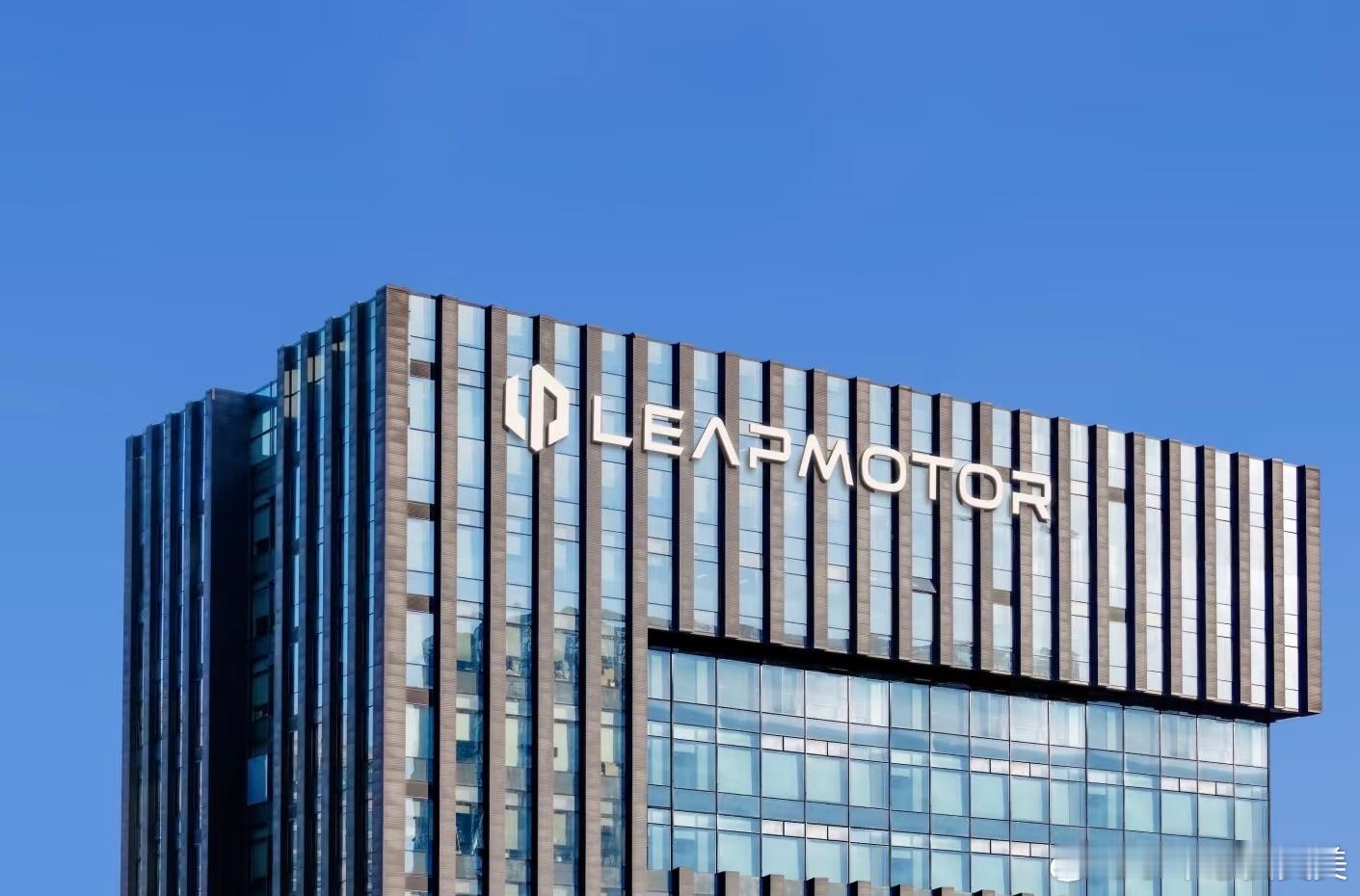 2015到2025，从“不被看好”到“人手必备”。零跑十年只做一件事：坚持全域自