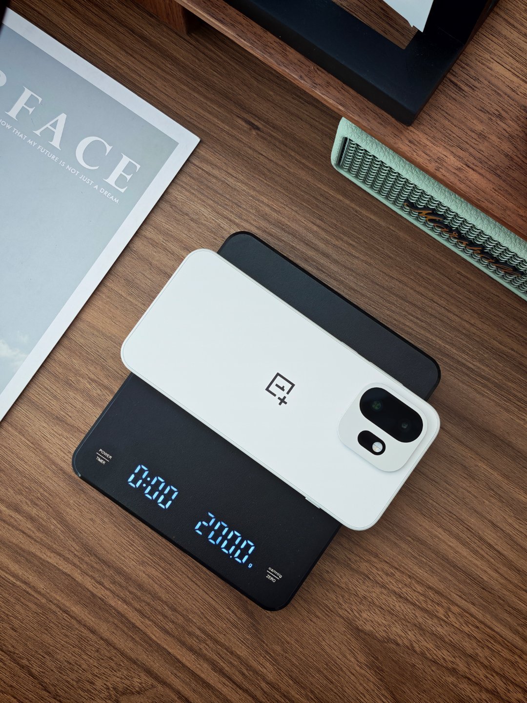 啊哈，不多不少，200刚好。双卡加上nothing无感AR膜。再加个磁吸环应该多