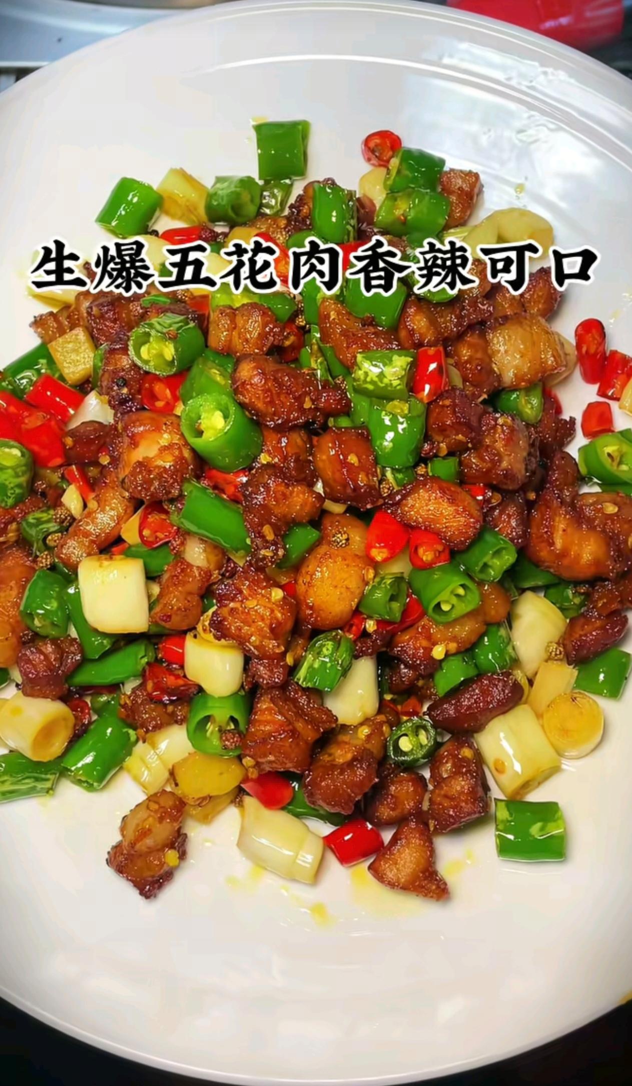 小叔是厨师，做的家常菜色香味俱全，色泽诱人，超有食欲。

虎皮青椒、干煸豆角、溜