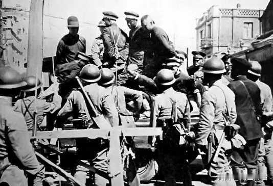 日寇暴行:信阳五里店惨案

1942年的6月间，驻扎在位于信(阳)潢(川)公路(