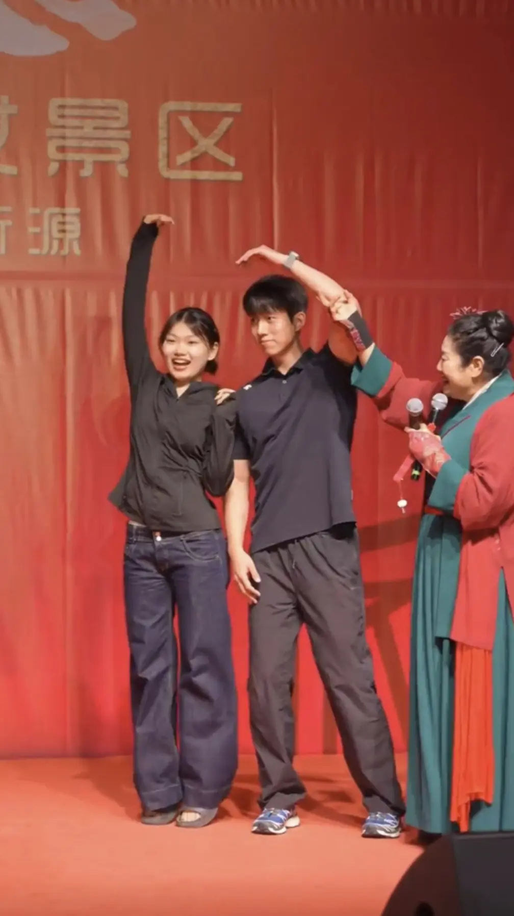 王婆说媒好养眼般配的一对 女生舞蹈生，男生1米九多毕业男大