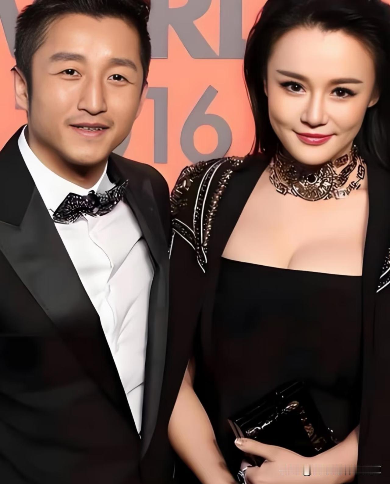 邹市明用血汗和一身伤痛换来的换来钱，不是被她败光了吗？

她怎么还会跟闺蜜讨论着