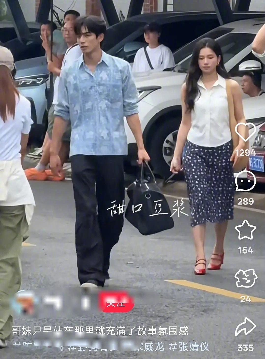 宋威龙和张婧仪的同框照被热议了，网友说像村里务工人员进城… ​​​