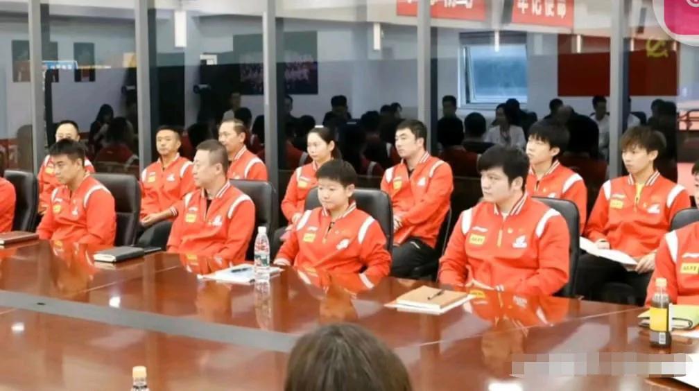 莎局在，马琳和王皓都显得不像领导了，不愧叫莎局，确实有派头，未来的乒乓球掌门人，