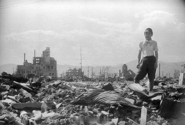 1945年，广岛。走出地窖的幸存者发现满地熟人。