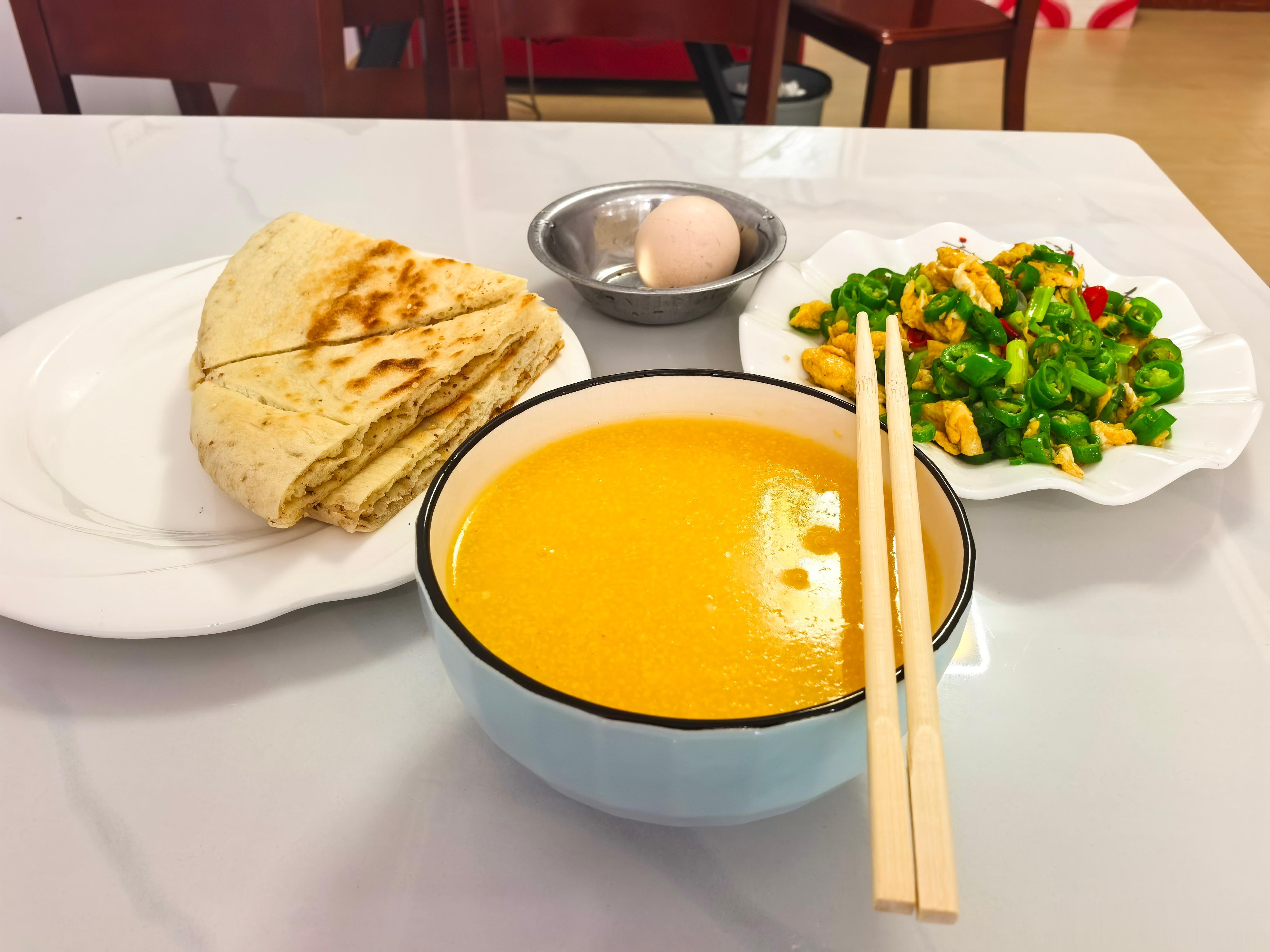 今天第一顿饭。昨晚和民宿老板喝酒，喝到零点，今早根本不饿。 