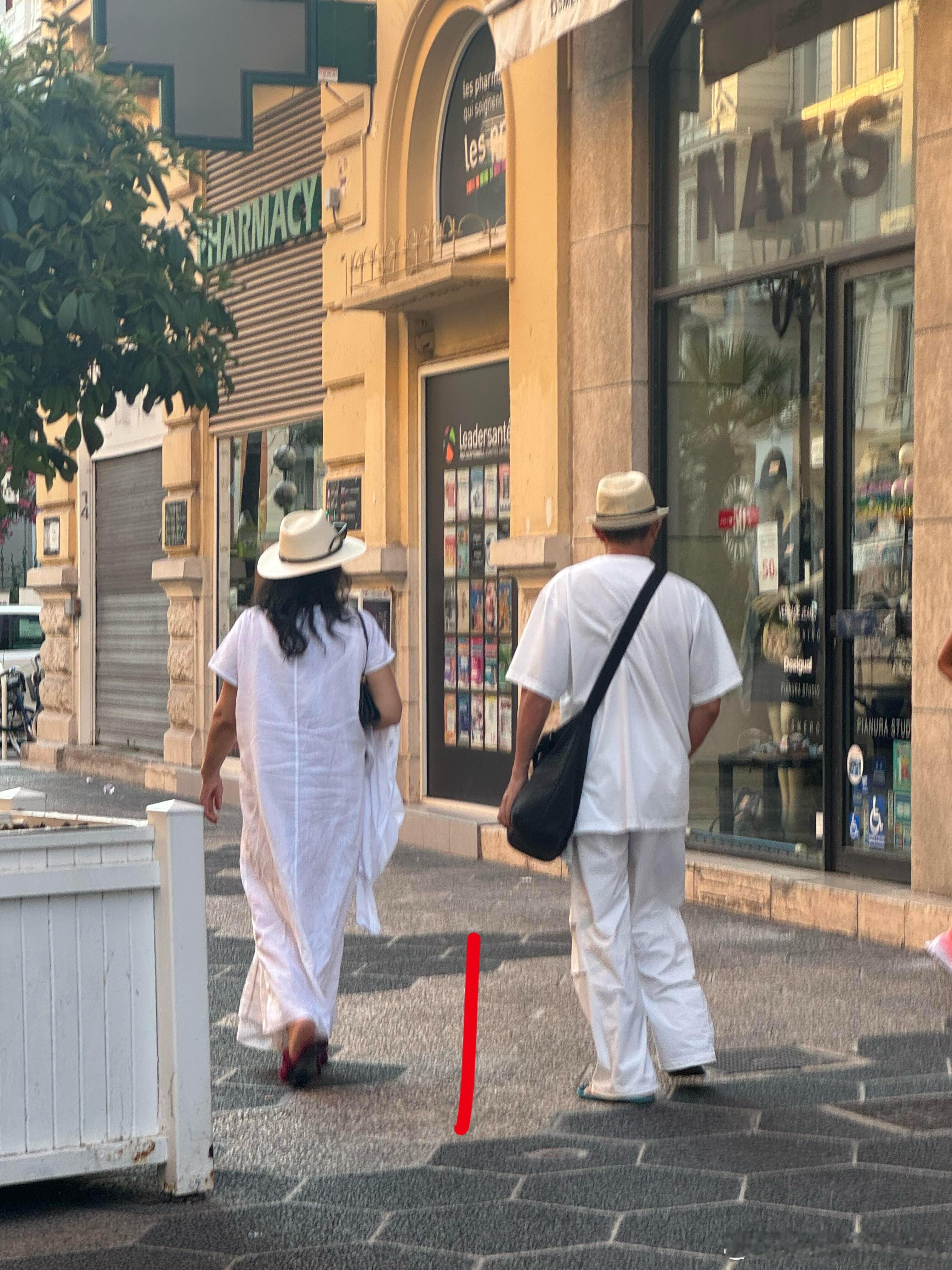 网友尼斯街头偶遇张兰，旁边这是新男友吗，两个人都穿着同色系情侣装👀 ​​​