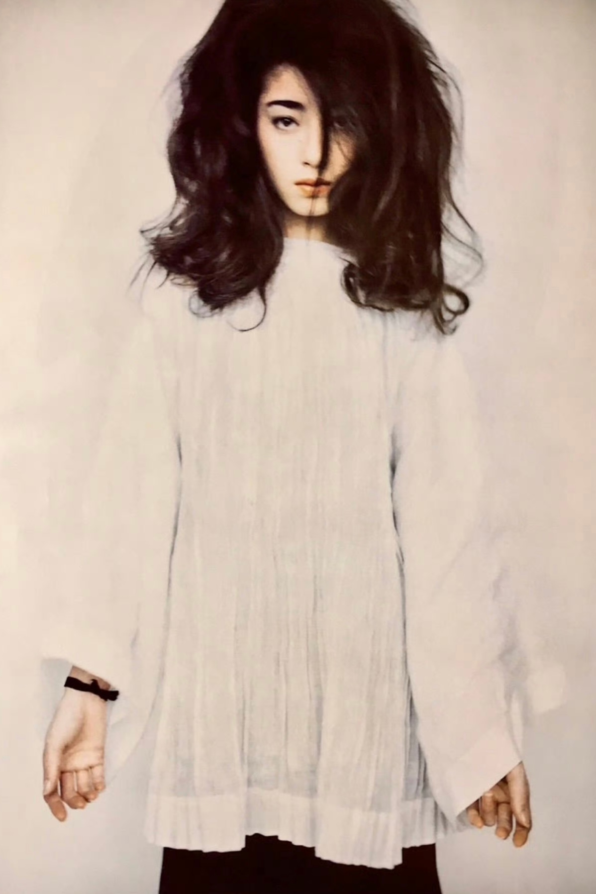 1998年，宫泽理惠登上《SPRING》杂志的一幅写真。藏在汹涌发堆里的面孔，如