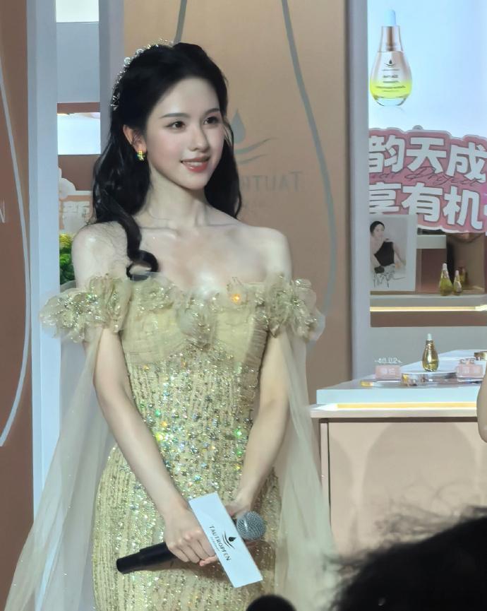 陈都灵原相机下竟如此惊艳！白皙嫩肤，美出天际，与旁人不在同一“图层”，现实之美远