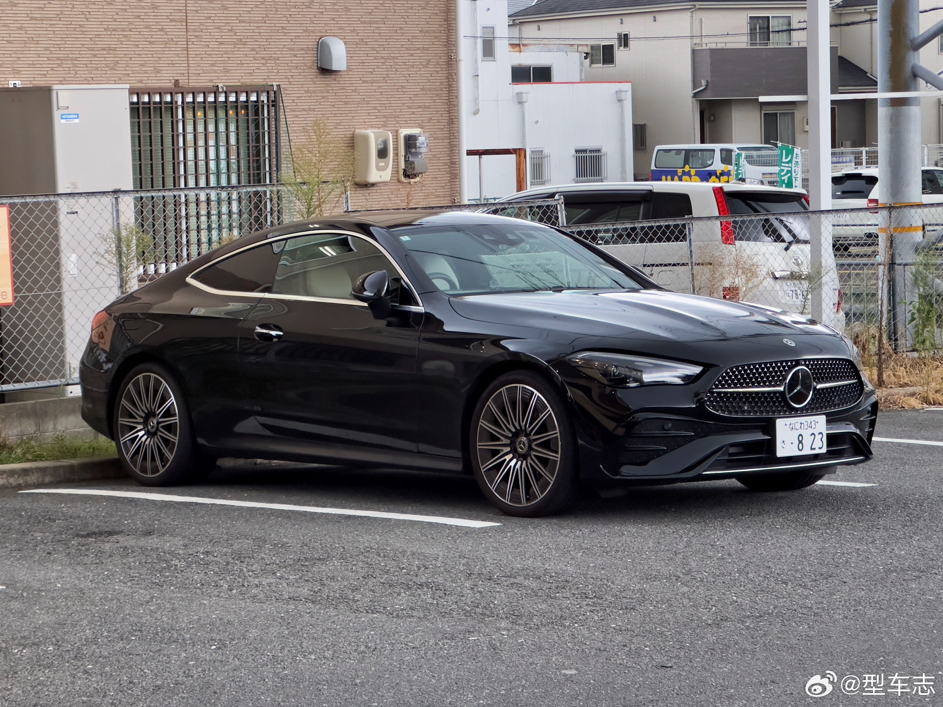 型车街拍 偶遇 CLE Coupe，我觉得这是这一代奔驰设计语言里最优雅、最耐看