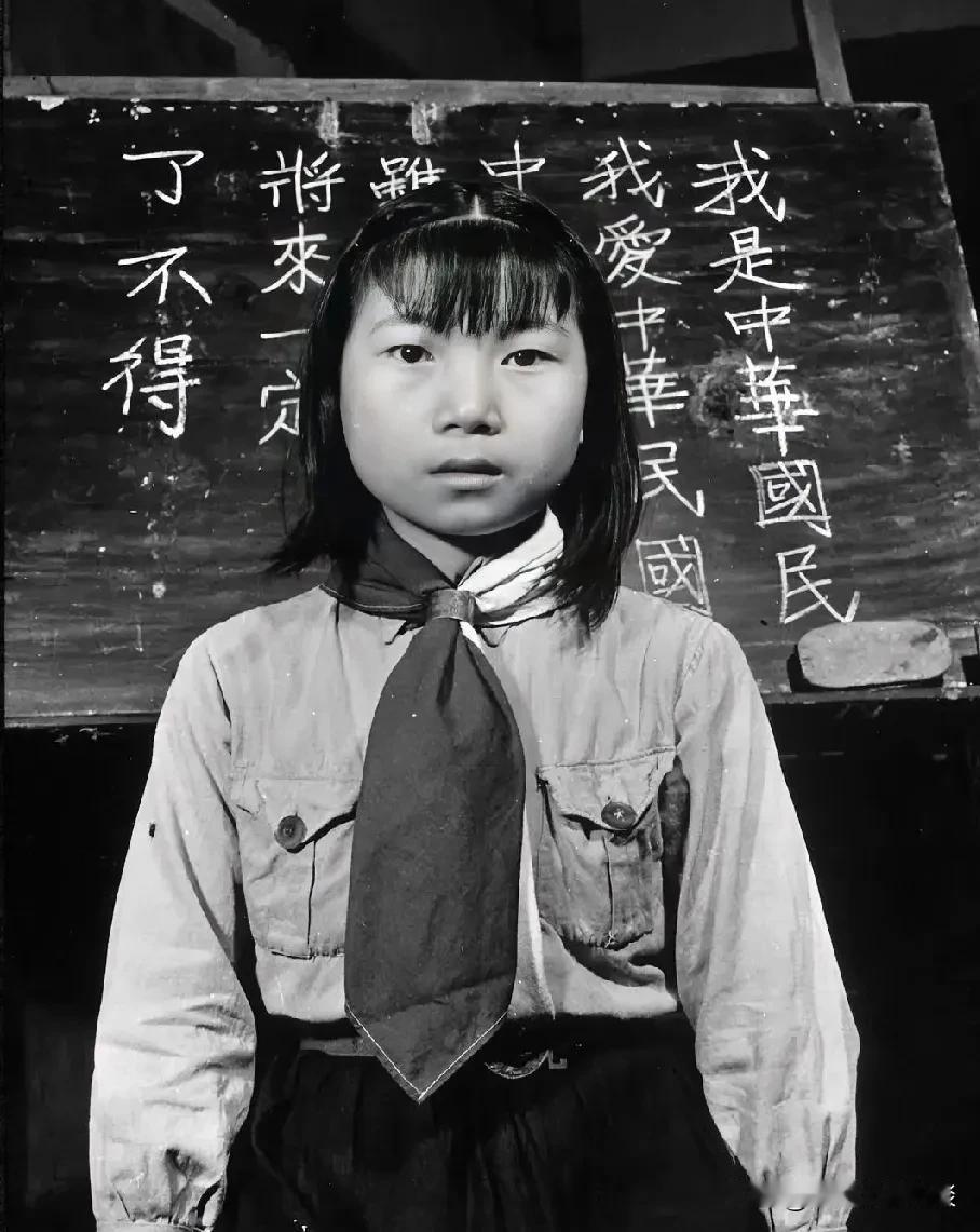 民国小学生。

解放前的小男孩 回到儿童的时代 童真年代！！ 民囯珍贵老照片 民