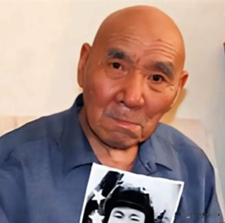 毛主席为他改名
1953年，朝鲜战争结束，毛主席接见战斗英雄队列。其中有一位20