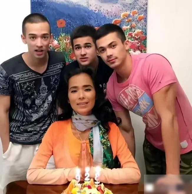 2003年，韦唯在开车下坡时，发现刹车失灵，差点车毁人亡。这个说法后来被媒体一次