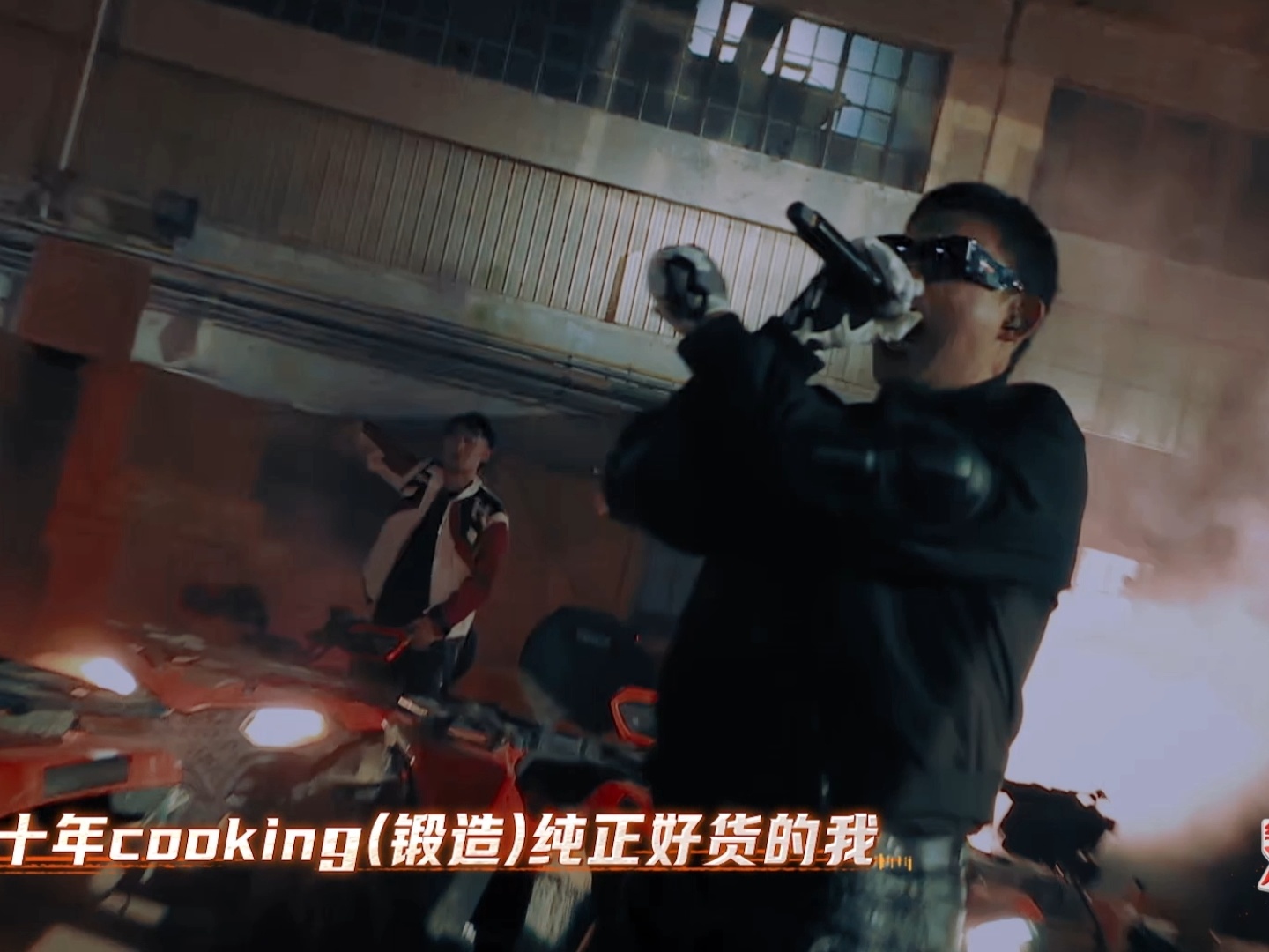 小白黄旭VaVa重新定义拉拉队小白、黄旭、VaVa各展所长，把舞台变成了他们的秀