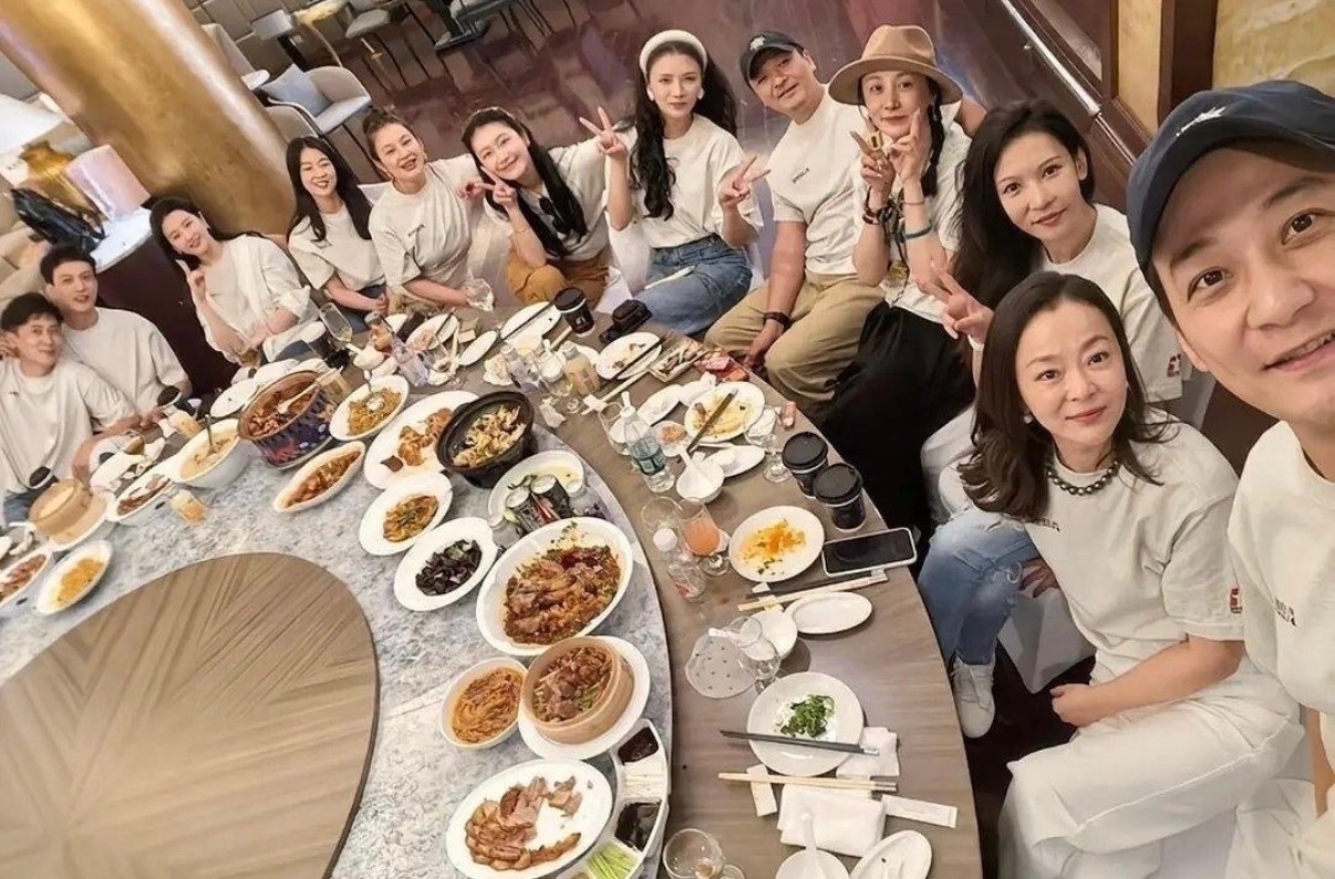 刘亦菲同学大聚会，别人都老了，她还那么年轻，跟吃了防腐剂似的 ​​​