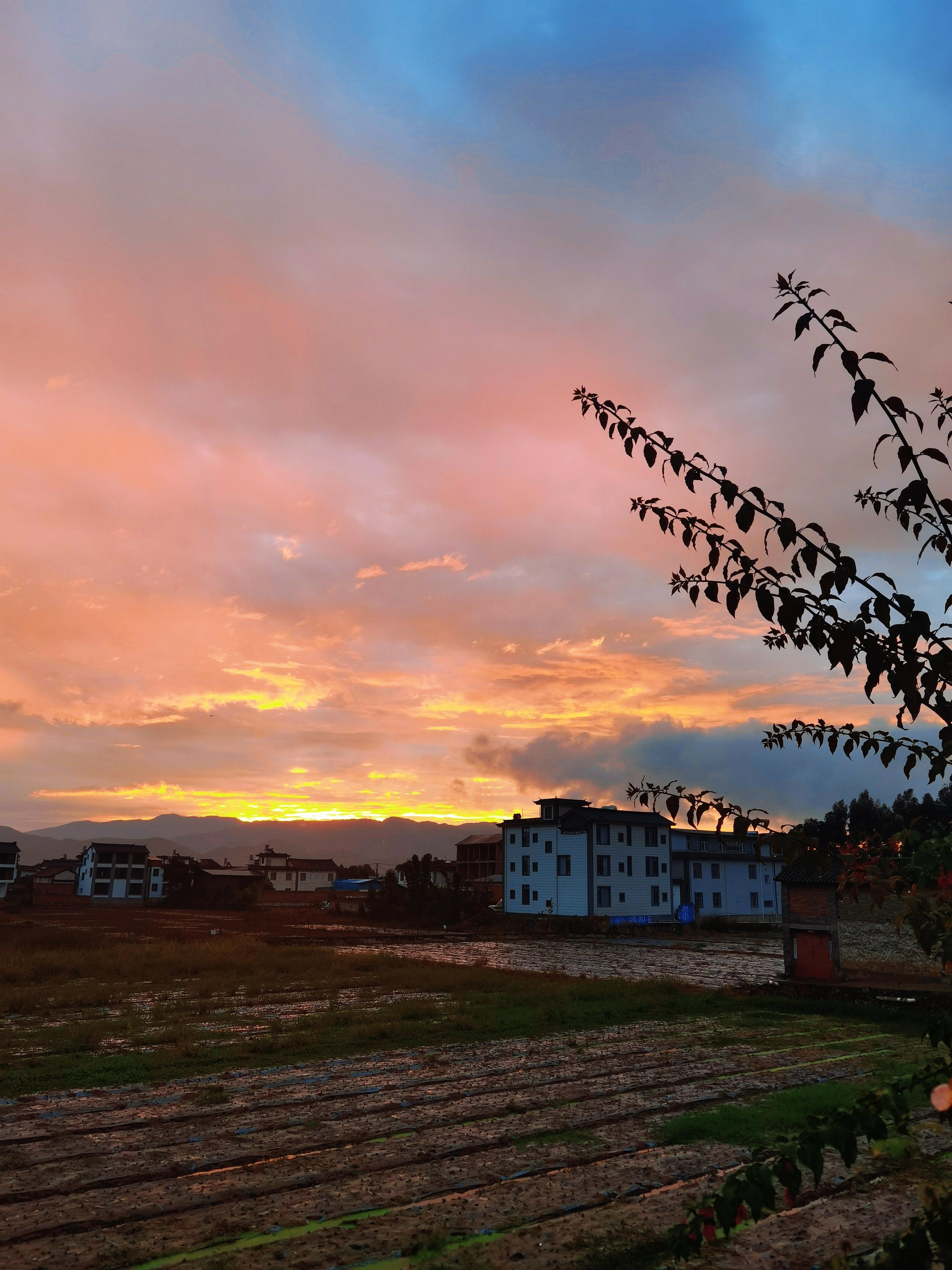 一张图证明我来过这里这个早晨下着雨的彩霞突然让人觉得，所有的残酷都有它温柔的一面