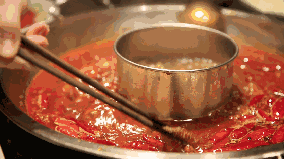 樊振东在德国比赛靠一饭封神下饭 一饭封神从德国赛场隔着屏幕云看节目下饭，到坐在《