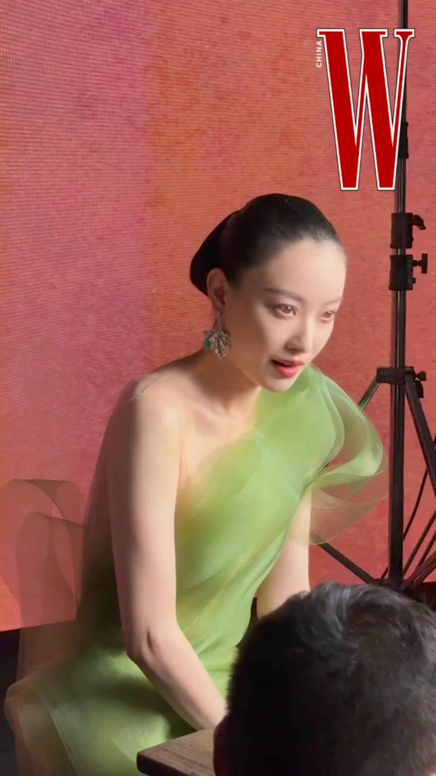 倪妮贴头皮妆造骨相好美 青纱环绕 古典美人💚 明星W盛典造型图倪妮[超话] 倪
