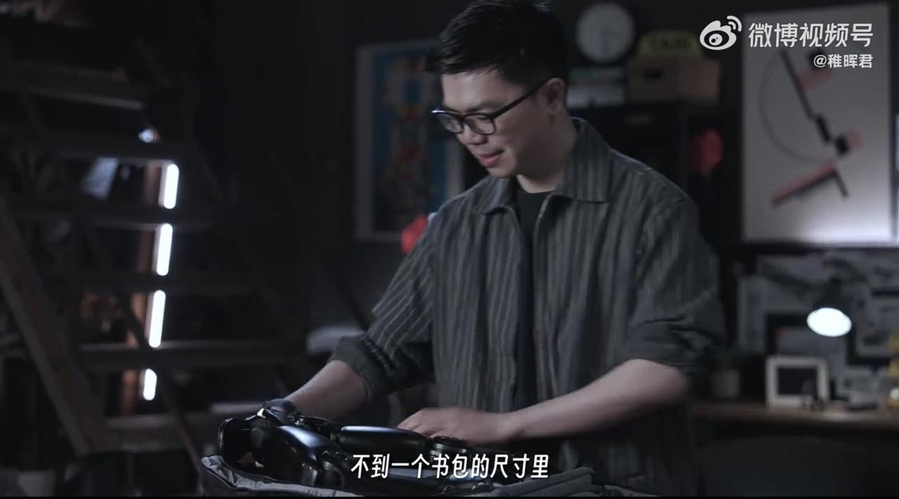 当一台能翻跟头、会力控、可对话的人形机器人被装进双肩包，科幻场景便照进了现实。上