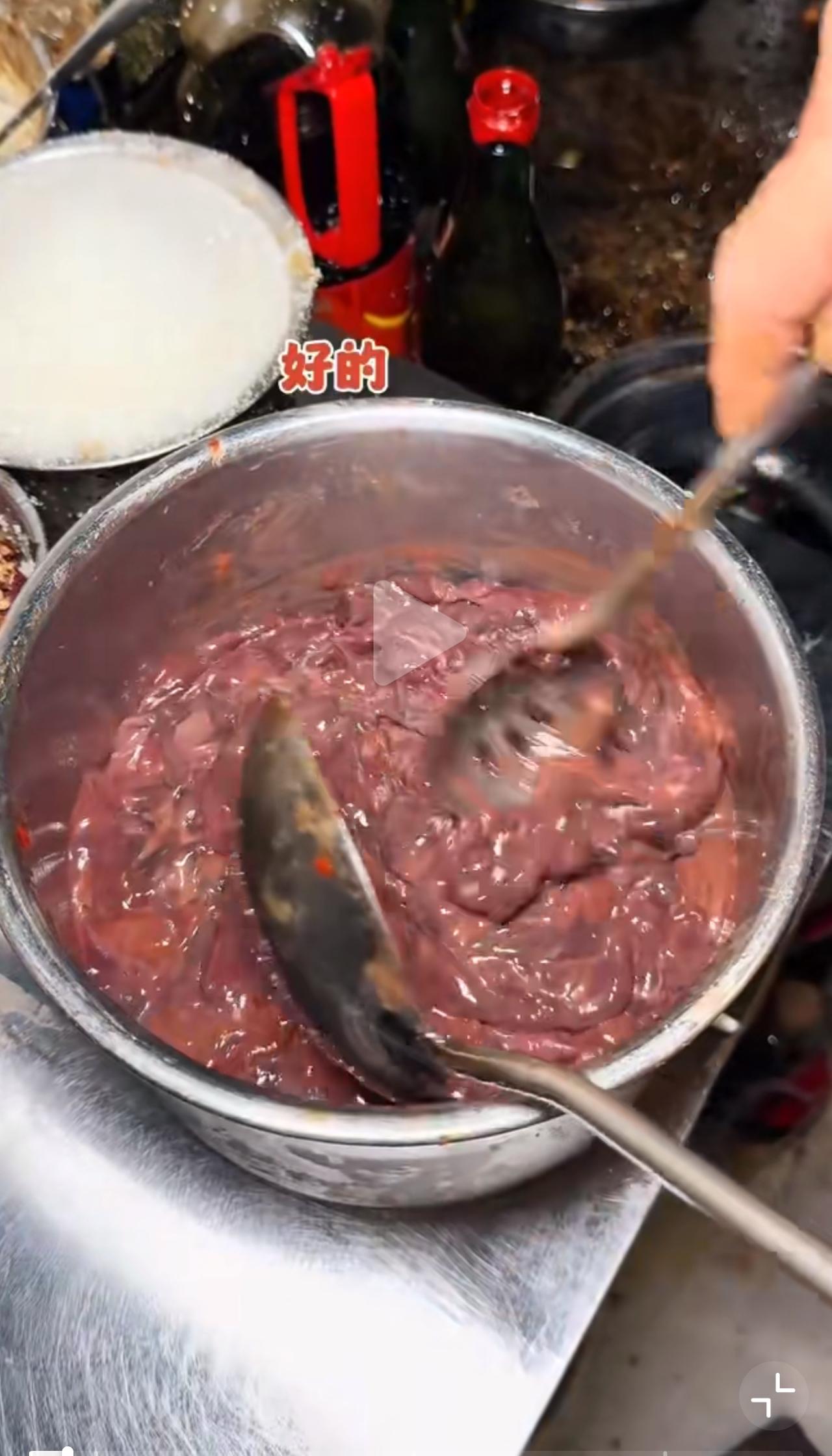 东北小伙第一次在重庆街头钻进小面馆时，还没意识到自己会被一碗面“拿捏”。推开吱呀