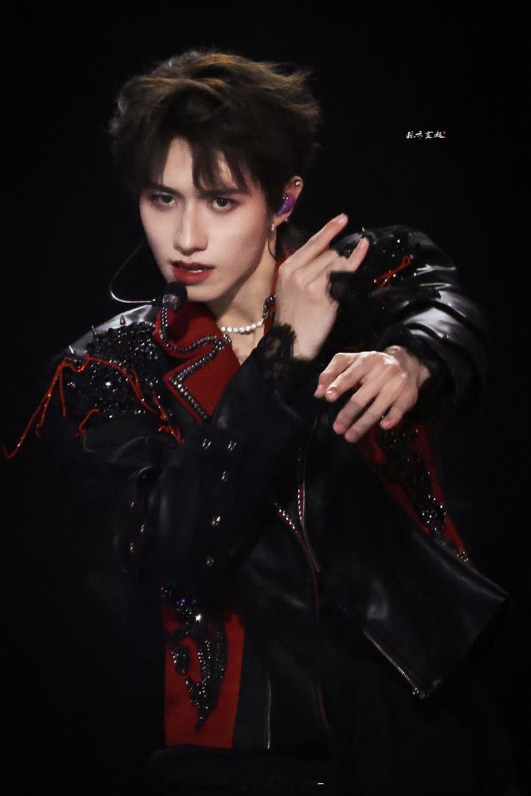 朱志鑫宽肩窄腰daddy级别三代神颜来了！！！ 