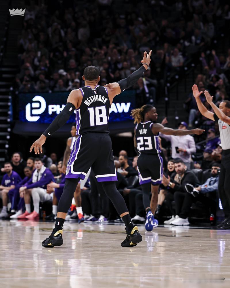 全靠威少苦苦支撑啊！
今天国王主场对阵掘金的比赛，由于两队实力差距太大，半场战