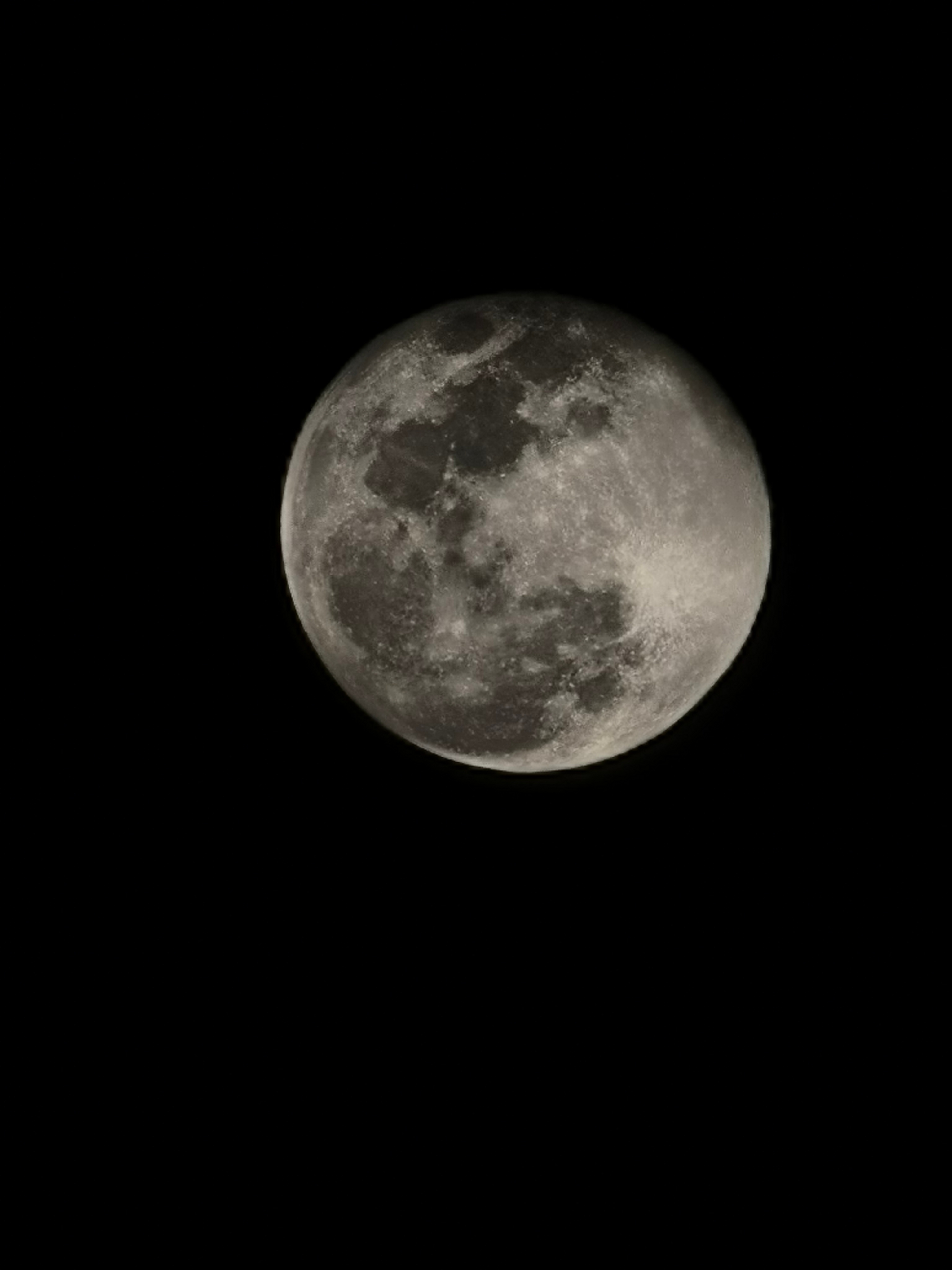 今晚没有人拍超级月亮了吗？刚才走路拍了一张。手机拍月亮，我这水平还可以吧？ 