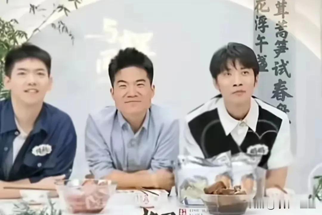 现在这样就是宇辉直播间卖货的标准姿势，

三个人这样一趴，

货自己就把自己卖出