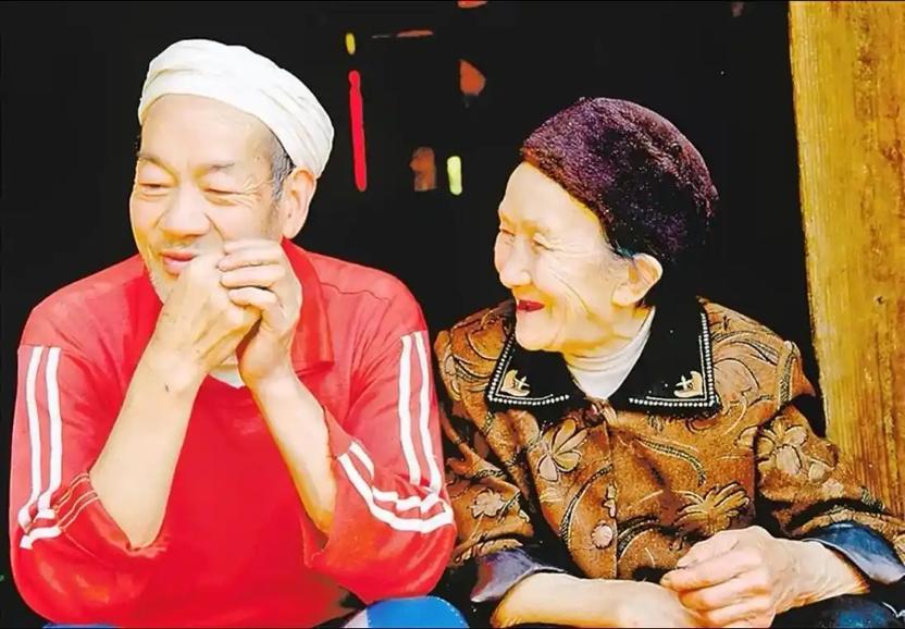 19岁重庆小伙带29岁寡妇私奔，隐居深山50年，凿出6208级爱情天梯。1956