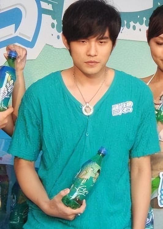 2007年，百事可乐拿出2000万找到周杰伦续约，但周杰伦却直接拒绝，并转身给出