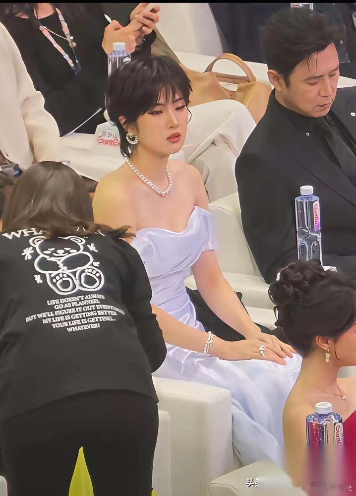 就这？一条普通黑裙，愣被吹成“唐代浮光锦”，现代高定硬绑神话。 工作室还发声明“