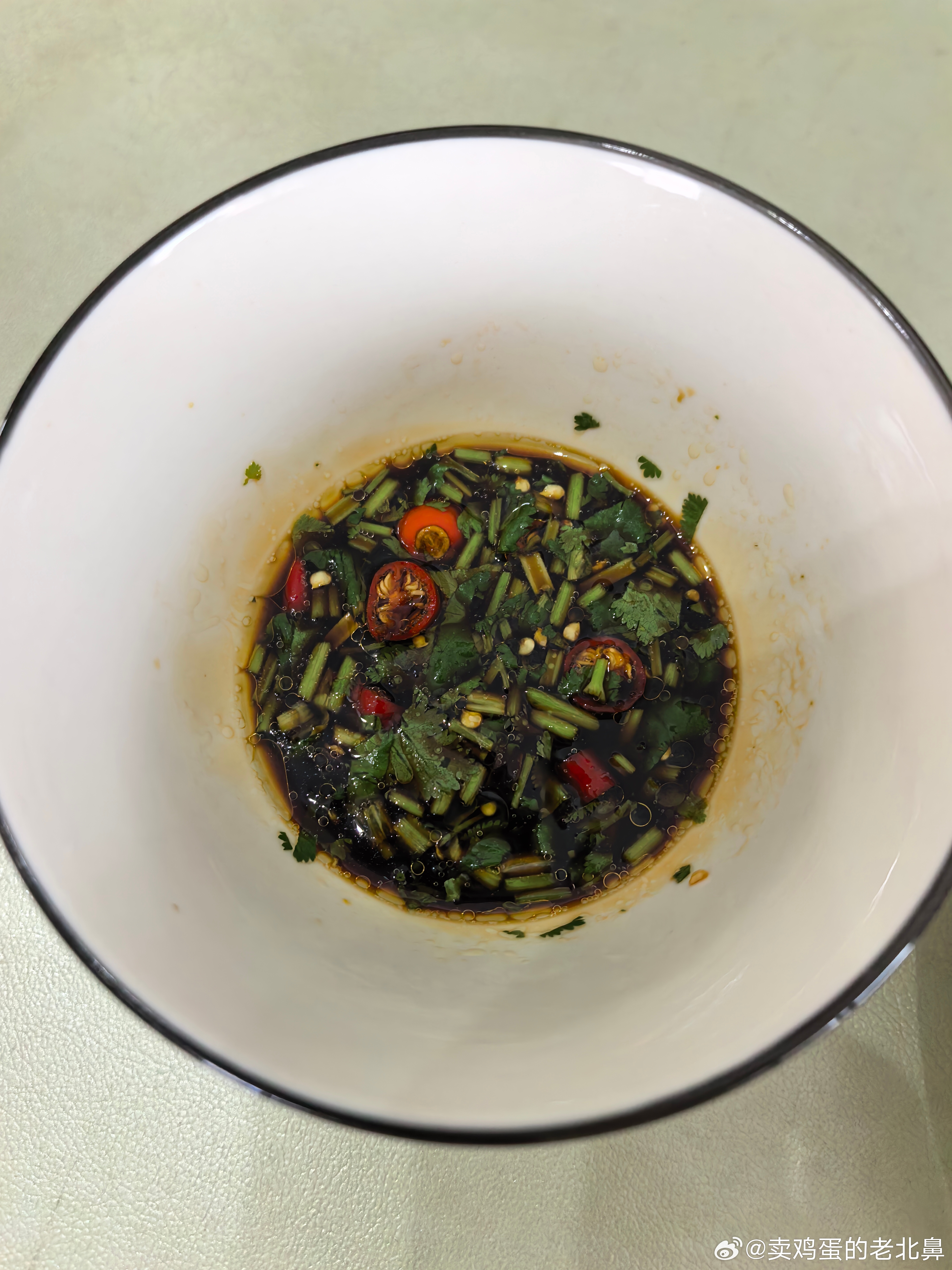 干饭干饭。今天的晚餐是一根黄瓜➕两个水煮蛋➕卤牛肉。确实是有点多哈。鸡蛋煮了俩。