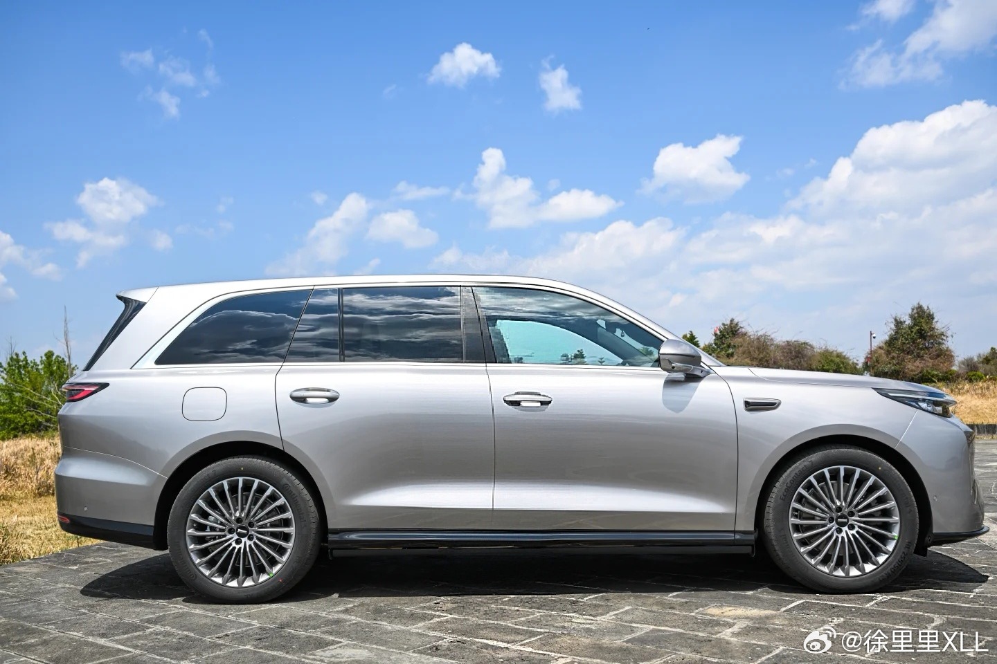 银色的V9X看起来不错啊。