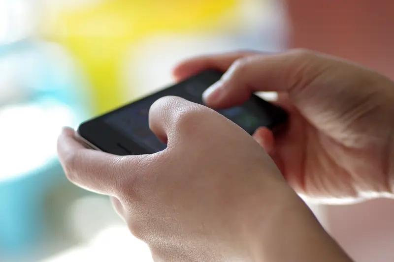 初中生2天玩36小时手机暴发心肌炎，抢救30天脱险，大脑造成严重损伤。妈妈：孩子