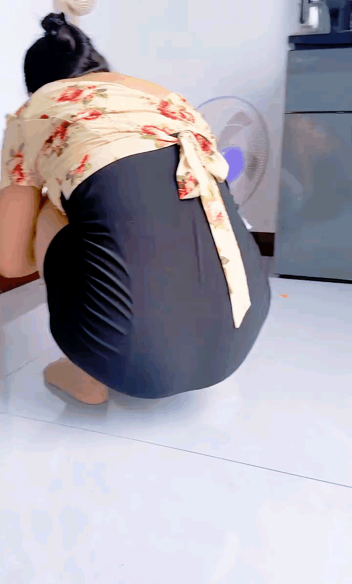 一家三口的亲子时光！妈妈陪孩子玩，爸爸在一旁。