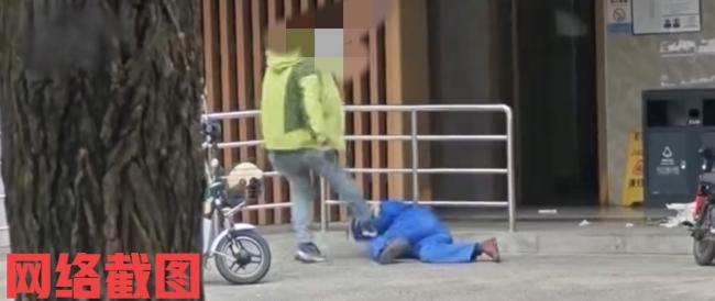 陕西西安男子倒垃圾与环卫工发生冲突。

这名男子开车过来倒垃圾，不知为何与三名环