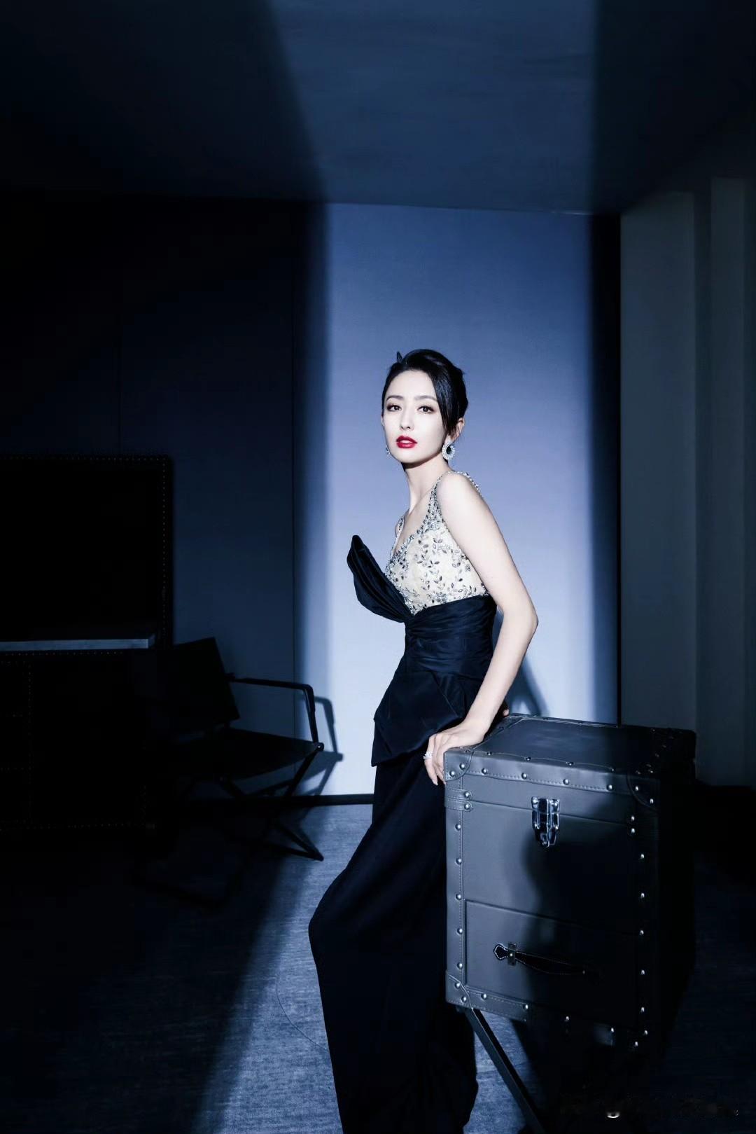 佟丽娅这浓颜黑裙造型简直绝了！她本就是典型的新疆美女，深邃眼眸、挺拔鼻梁，樱桃小